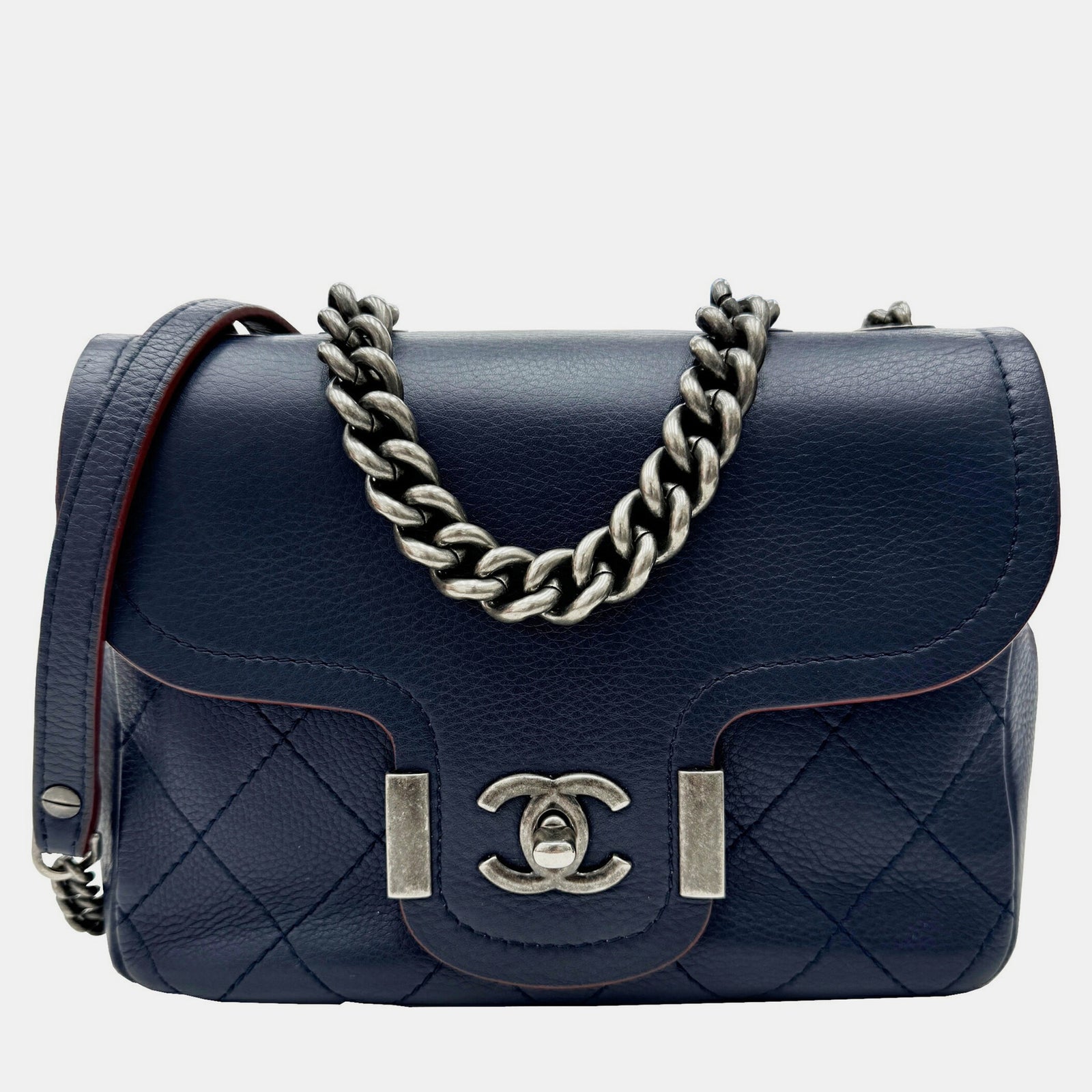 Chanel Schultertasche 25 aus mattem, marineblauem Matelassé-Leder mit Kette