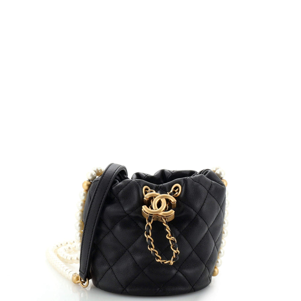 CHANEL About Pearls Bucket Bag gestepptes Kalbsleder Mini