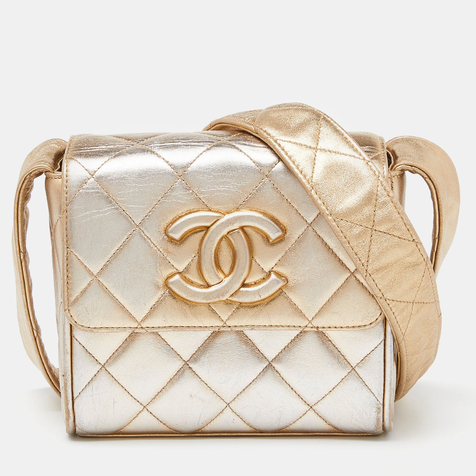 Chanel Schultertasche mit CC-Klappe aus gestepptem Leder in Gold