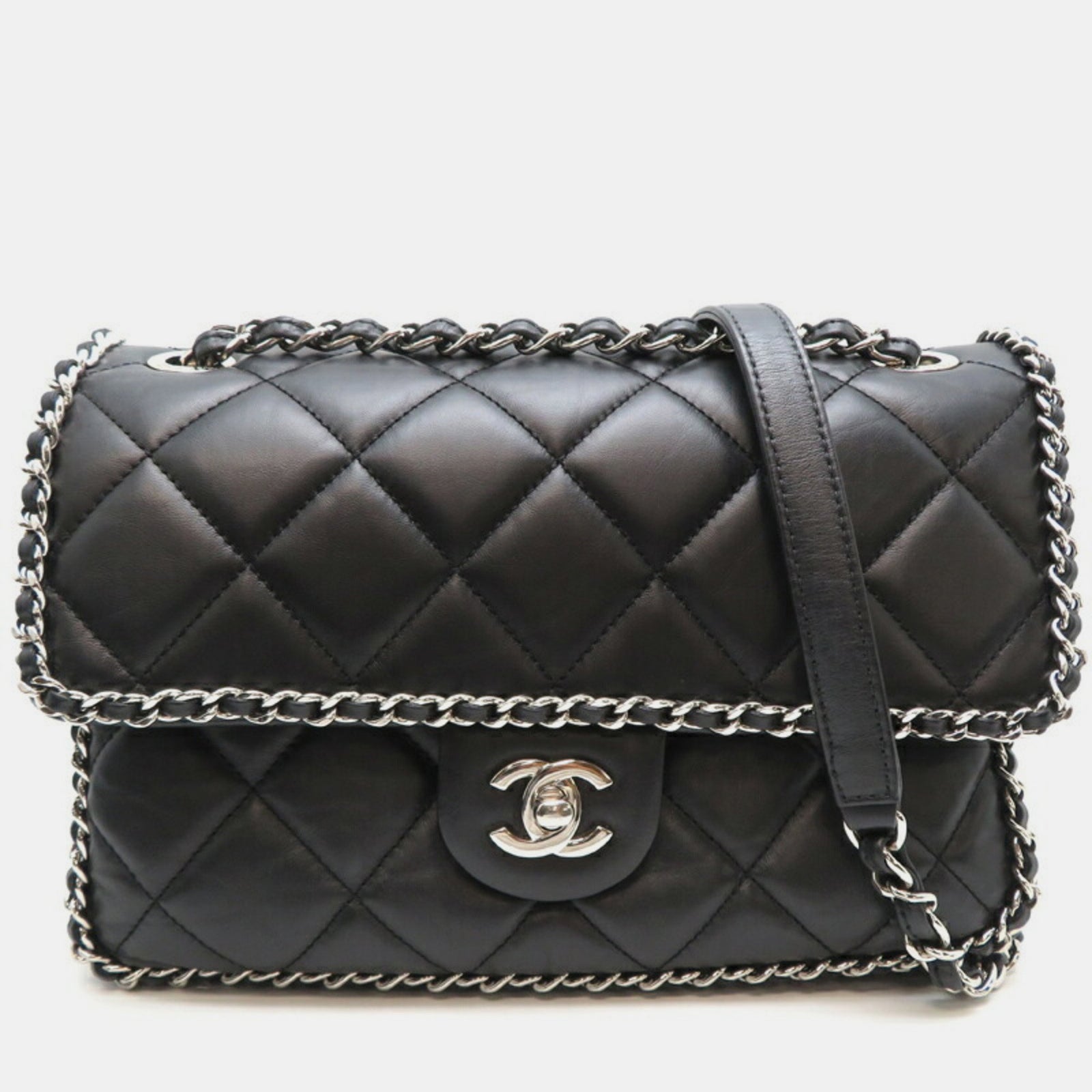 Chanel Schwarze Schultertasche aus Matelassé-Kalbsleder mit Kette