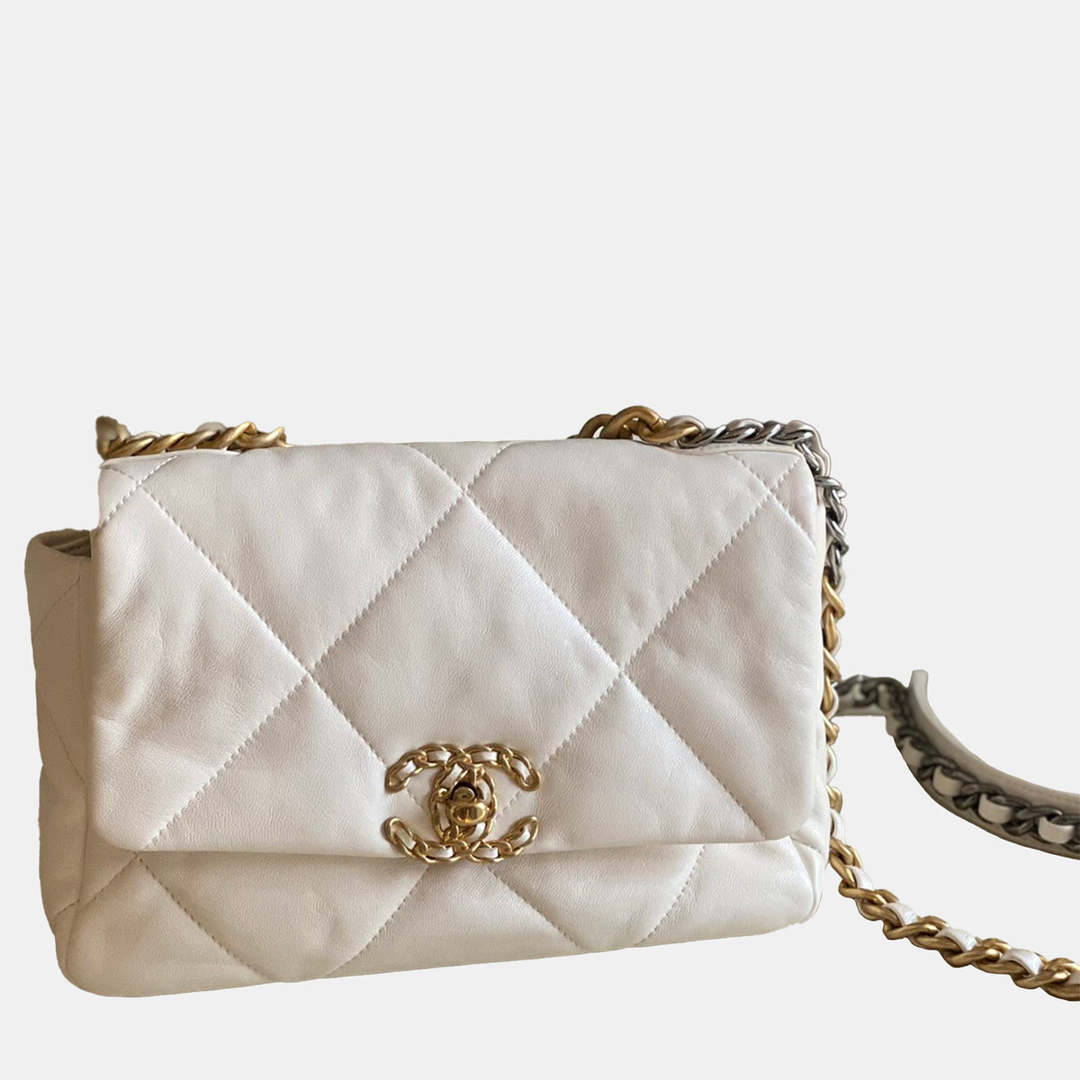 Chanel src:http://cdn.theluxurycloset.com/uploads/products/full/luxury-women-chanel-new-handbags-p1131873-001.jpg