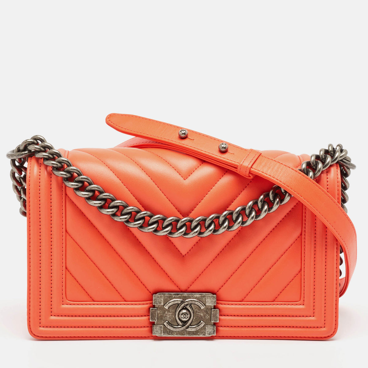 Chanel src:http://cdn.theluxurycloset.com/uploads/products/full/luxury-women-chanel-used-handbags-p1067121-014.jpg