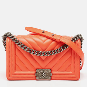 src:http://cdn.theluxurycloset.com/uploads/products/full/luxury-women-chanel-used-handbags-p1067121-014.jpg