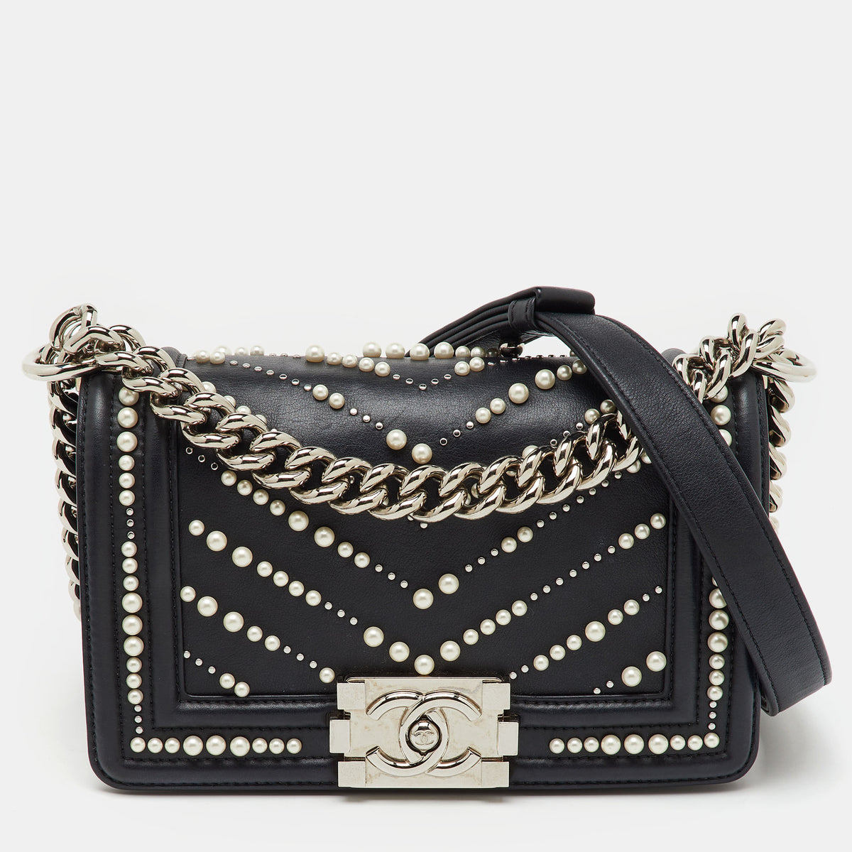 Chanel src:http://cdn.theluxurycloset.com/uploads/products/full/luxury-women-chanel-used-handbags-p1165058-004.jpg