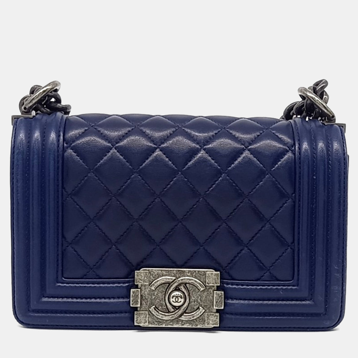 Chanel src:http://cdn.theluxurycloset.com/uploads/products/full/luxury-women-chanel-used-handbags-p1187374-002.jpg