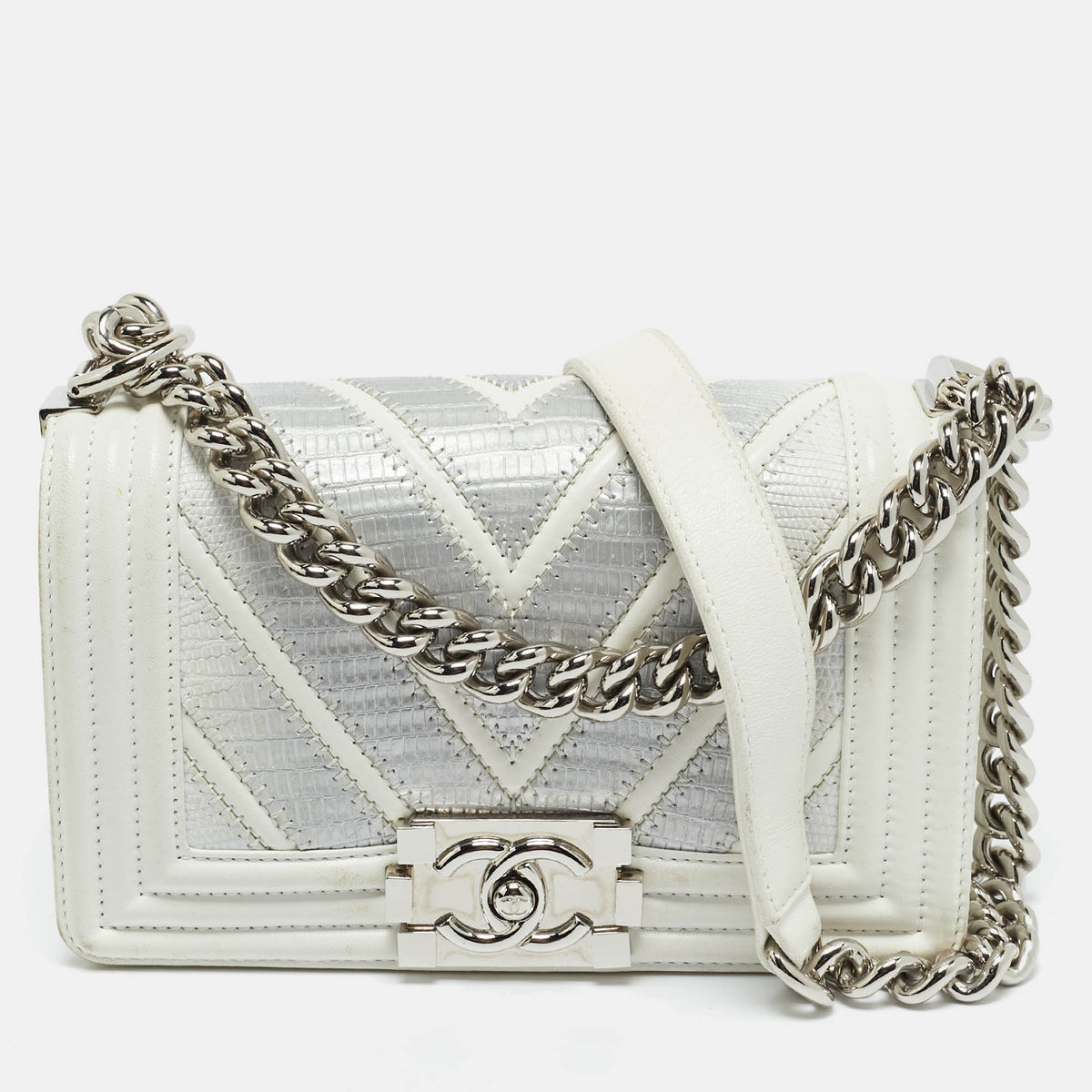 Chanel src:http://cdn.theluxurycloset.com/uploads/products/full/luxury-women-chanel-used-handbags-p1217440-012.jpg