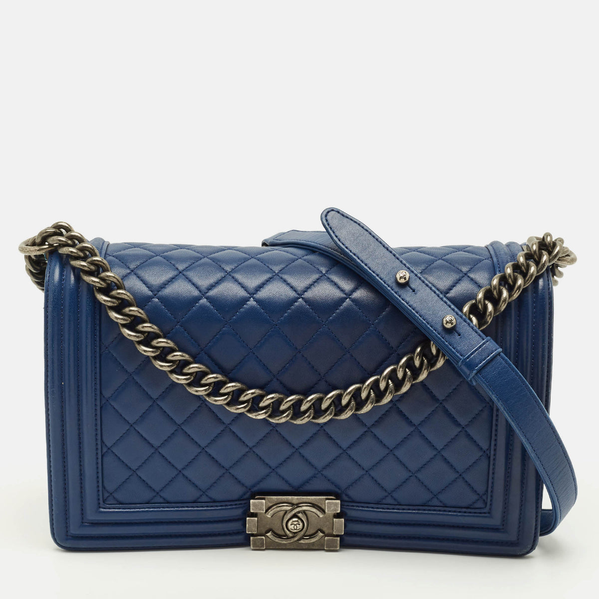 Chanel src:http://cdn.theluxurycloset.com/uploads/products/full/luxury-women-chanel-used-handbags-p1290267-001.jpg