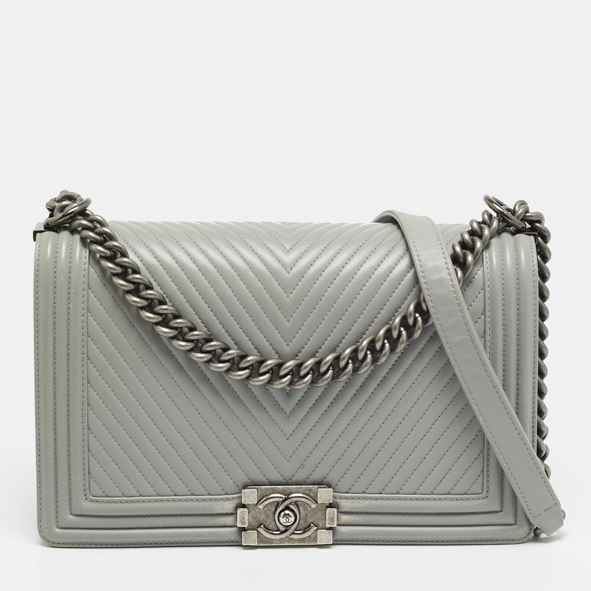 Chanel src:http://cdn.theluxurycloset.com/uploads/products/full/luxury-women-chanel-used-handbags-p1291178-001.jpg