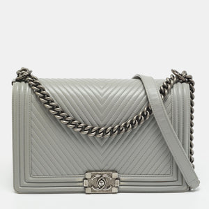 src:http://cdn.theluxurycloset.com/uploads/products/full/luxury-women-chanel-used-handbags-p1291178-001.jpg