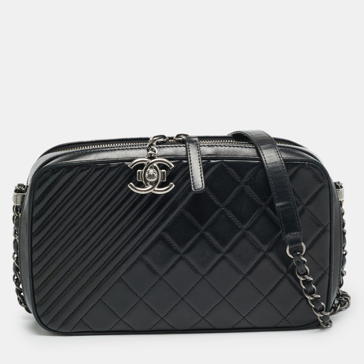 Chanel src:http://cdn.theluxurycloset.com/uploads/products/full/luxury-women-chanel-used-handbags-p1291551-001.jpg