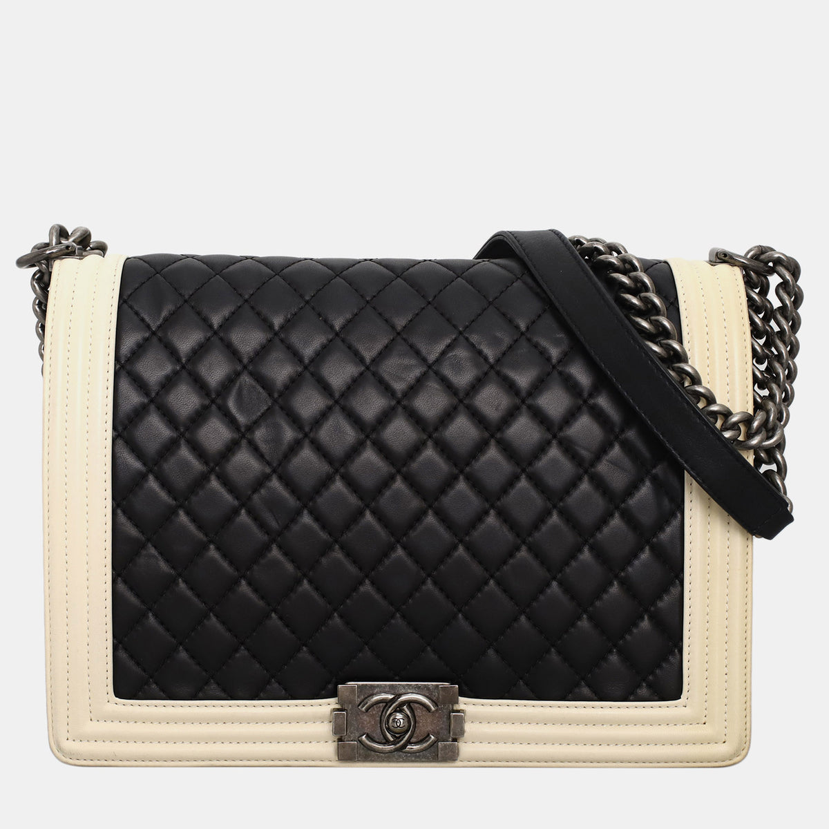 Chanel src:http://cdn.theluxurycloset.com/uploads/products/full/luxury-women-chanel-used-handbags-p1309019-003.jpg