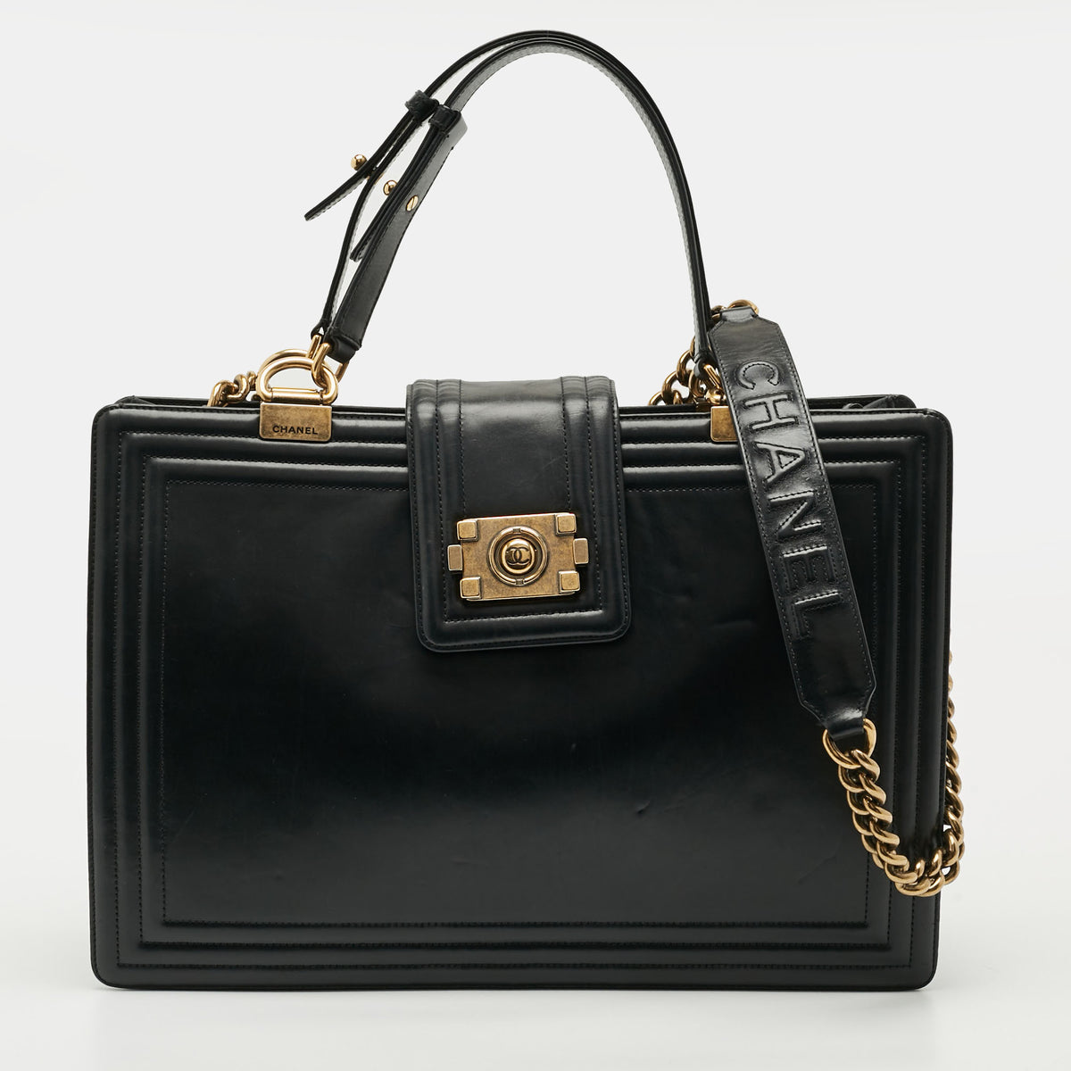 Chanel src:http://cdn.theluxurycloset.com/uploads/products/full/luxury-women-chanel-used-handbags-p1315851-001.jpg