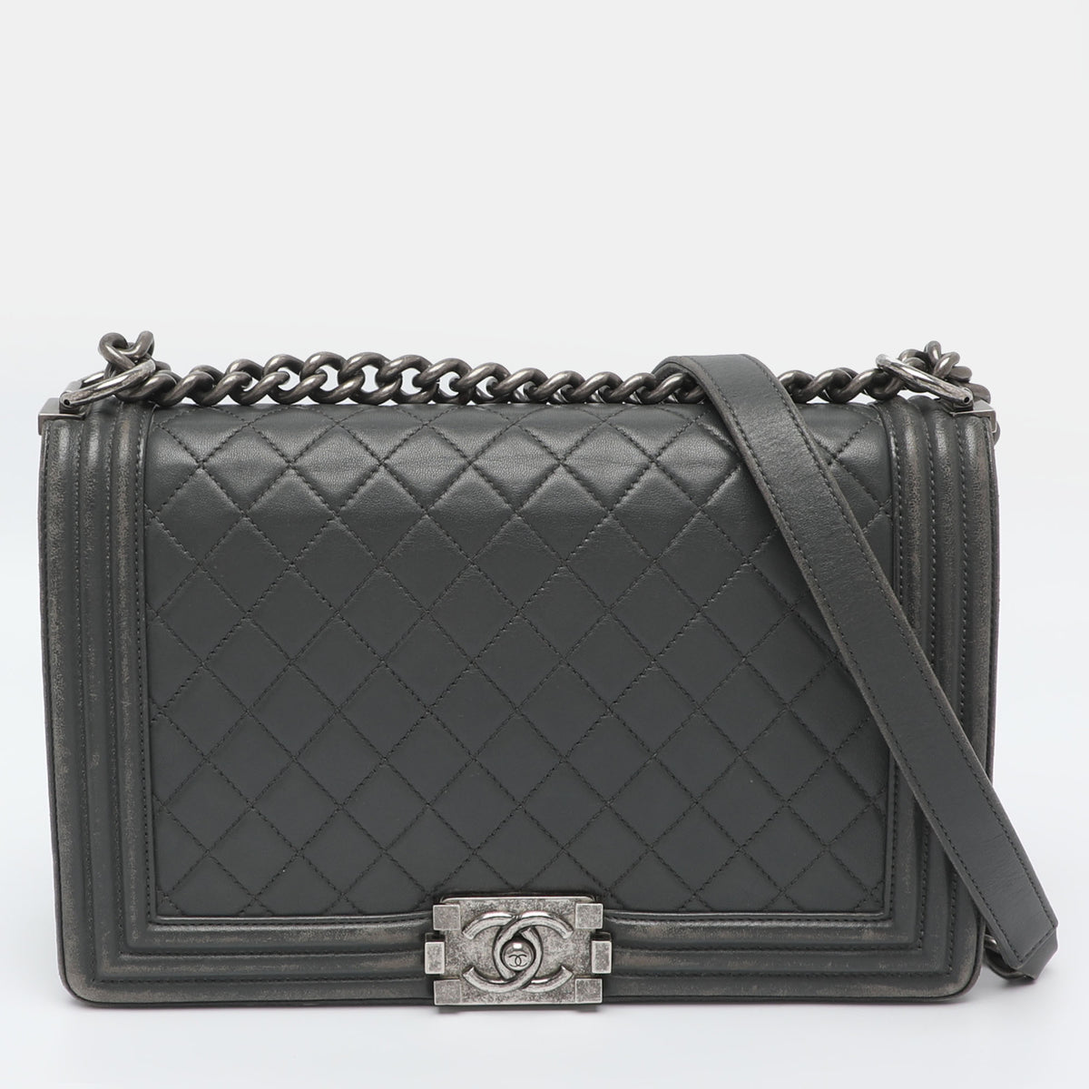 Chanel src:http://cdn.theluxurycloset.com/uploads/products/full/luxury-women-chanel-used-handbags-p1333778-001.jpg