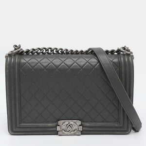 src:http://cdn.theluxurycloset.com/uploads/products/full/luxury-women-chanel-used-handbags-p1333778-001.jpg