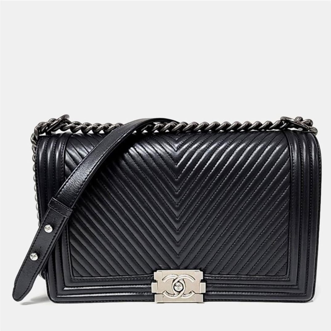 Chanel src:http://cdn.theluxurycloset.com/uploads/products/full/luxury-women-chanel-used-handbags-p1337393-005.jpeg