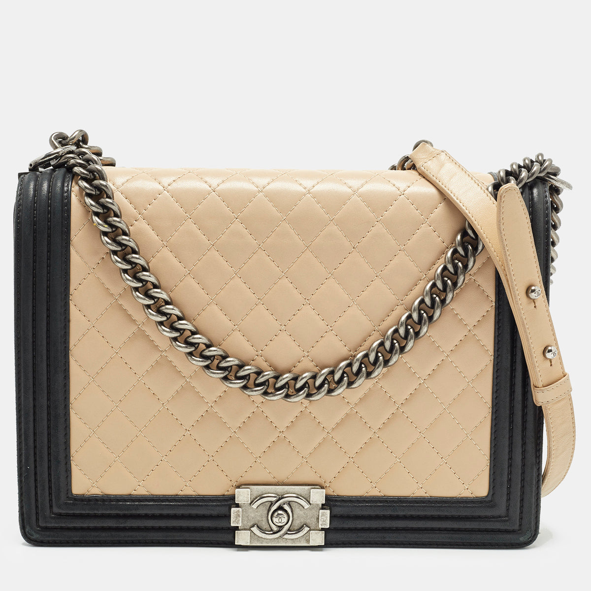 Chanel src:http://cdn.theluxurycloset.com/uploads/products/full/luxury-women-chanel-used-handbags-p1355471-001.jpg