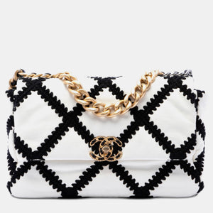 src:http://cdn.theluxurycloset.com/uploads/products/full/luxury-women-chanel-used-handbags-p1356192-006.jpg