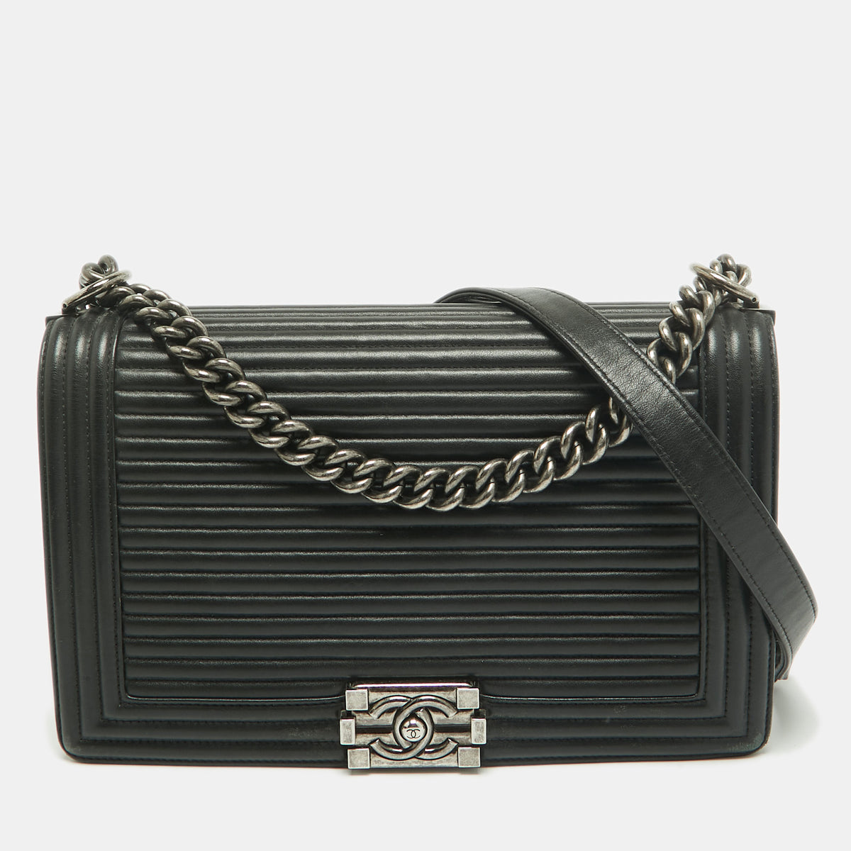 Chanel src:http://cdn.theluxurycloset.com/uploads/products/full/luxury-women-chanel-used-handbags-p1358993-001.jpg