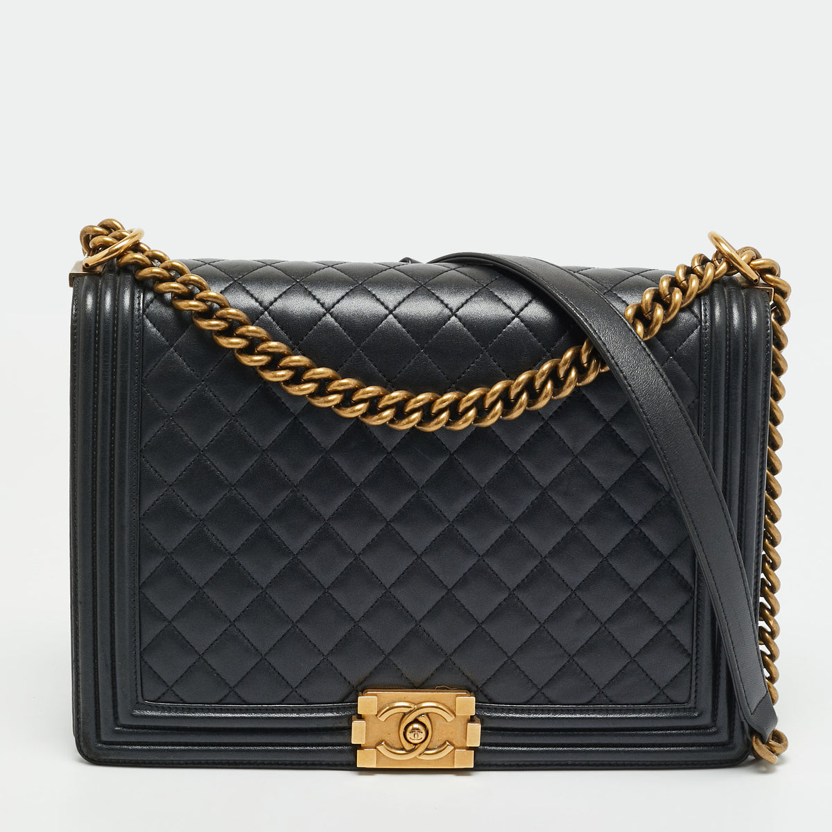 Chanel src:http://cdn.theluxurycloset.com/uploads/products/full/luxury-women-chanel-used-handbags-p1361286-001.jpg