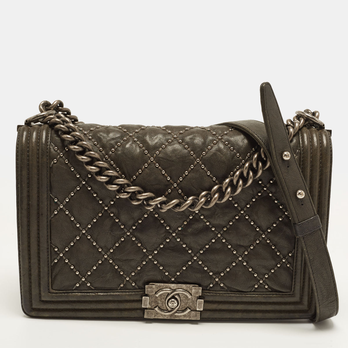 Chanel src:http://cdn.theluxurycloset.com/uploads/products/full/luxury-women-chanel-used-handbags-p1370333-001.jpg