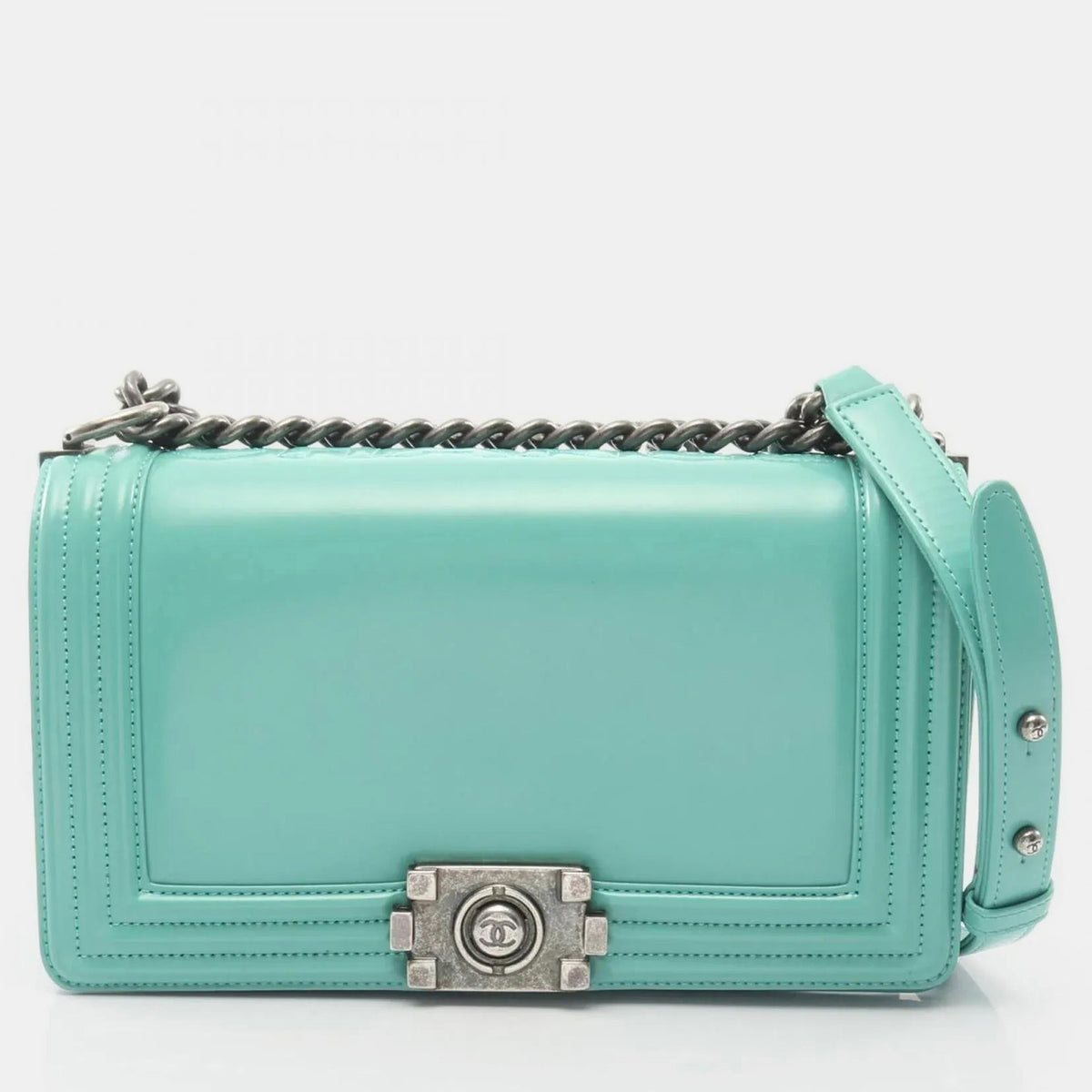 Chanel src:http://cdn.theluxurycloset.com/uploads/products/full/luxury-women-chanel-used-handbags-p1375227-006.jpg