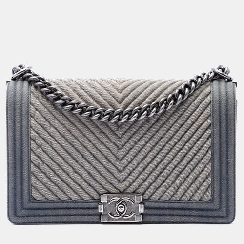 src:http://cdn.theluxurycloset.com/uploads/products/full/luxury-women-chanel-used-handbags-p1380433-006.jpg