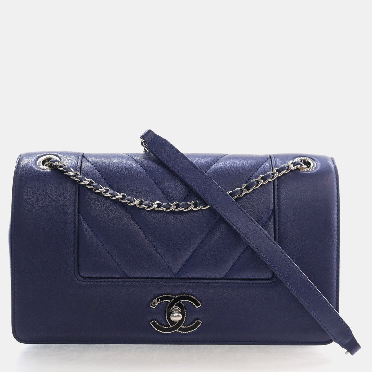 Chanel src:http://cdn.theluxurycloset.com/uploads/products/full/luxury-women-chanel-used-handbags-p1391452-015.jpg