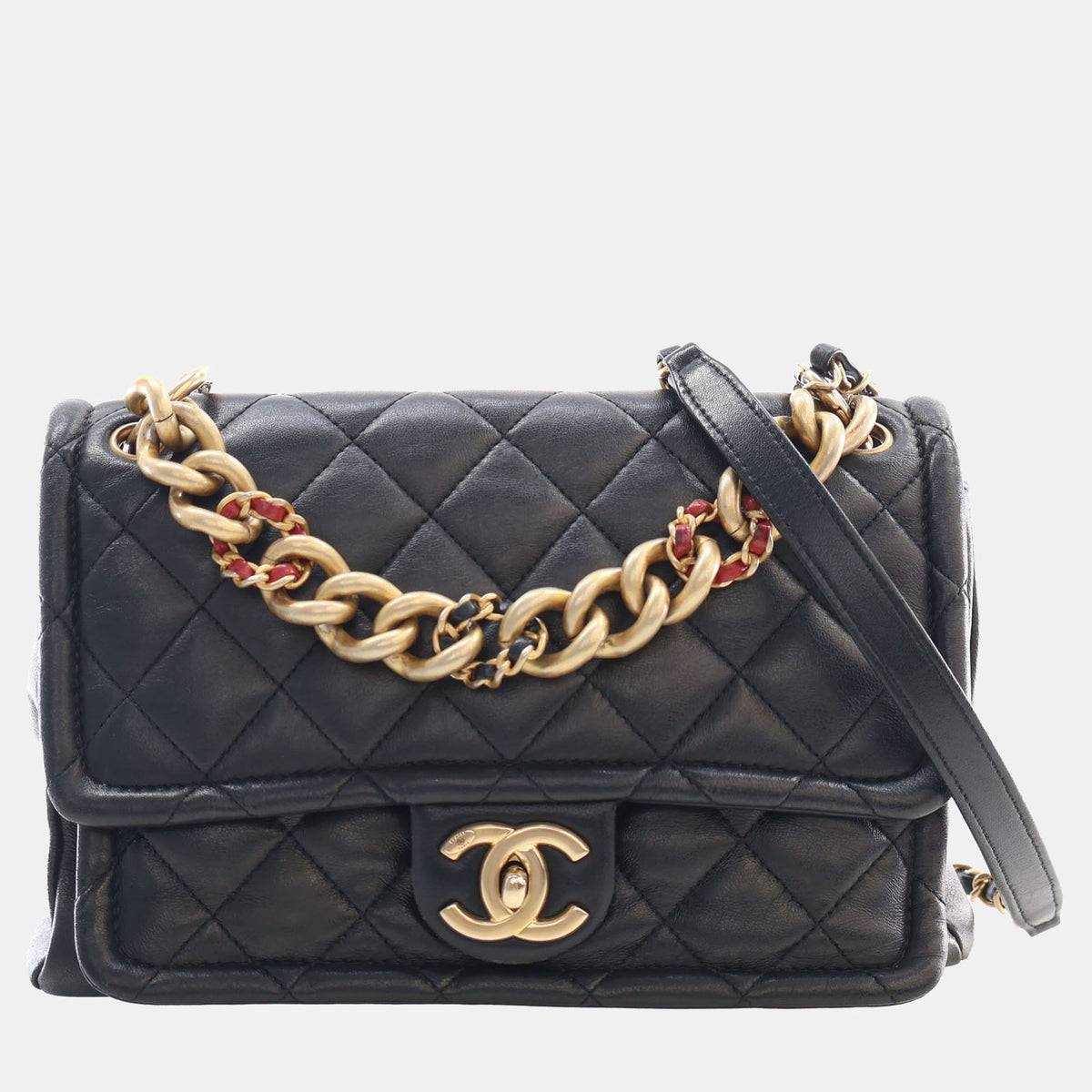Chanel src:http://cdn.theluxurycloset.com/uploads/products/full/luxury-women-chanel-used-handbags-p1391502-015.jpg