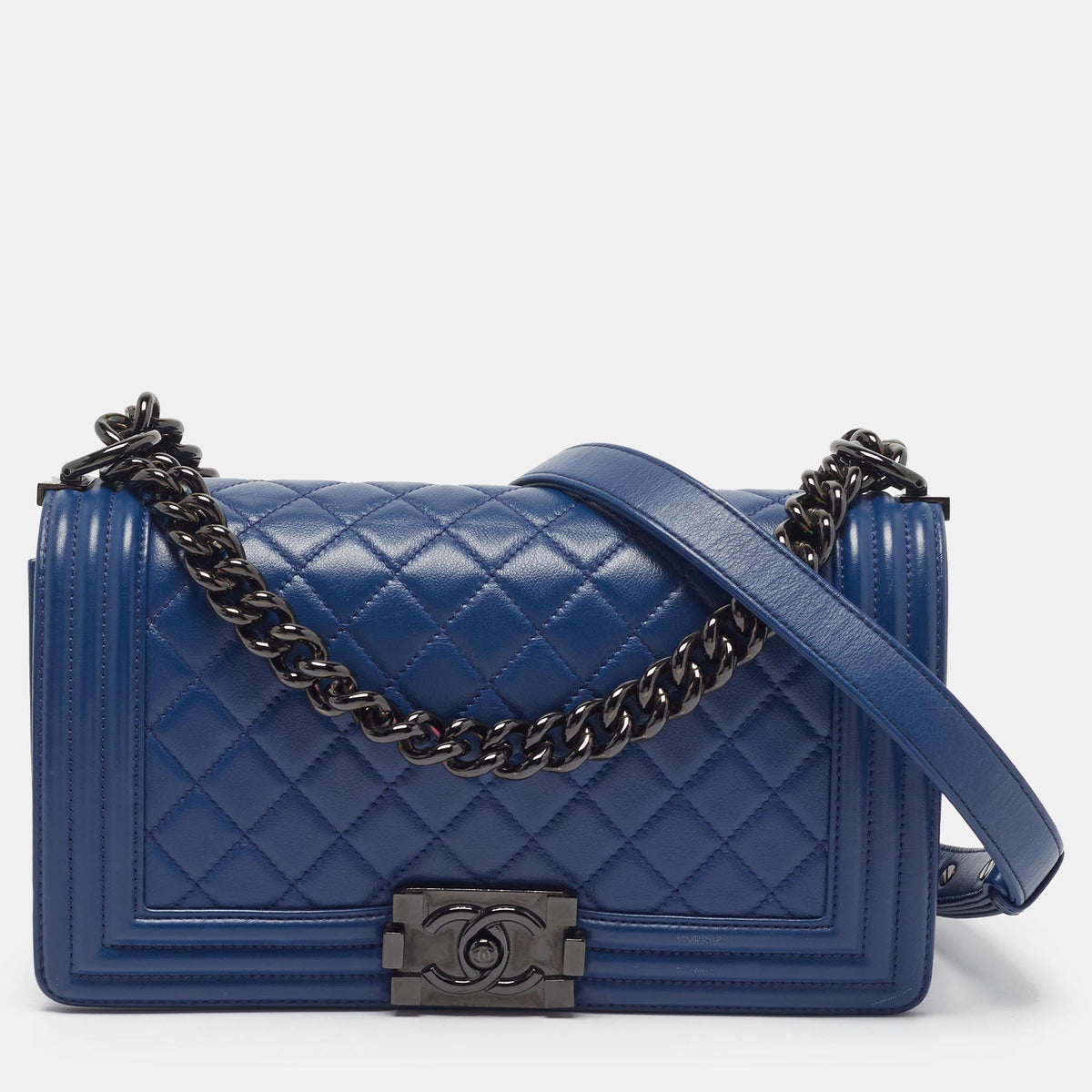 Chanel src:http://cdn.theluxurycloset.com/uploads/products/full/luxury-women-chanel-used-handbags-p1393865-001.jpg