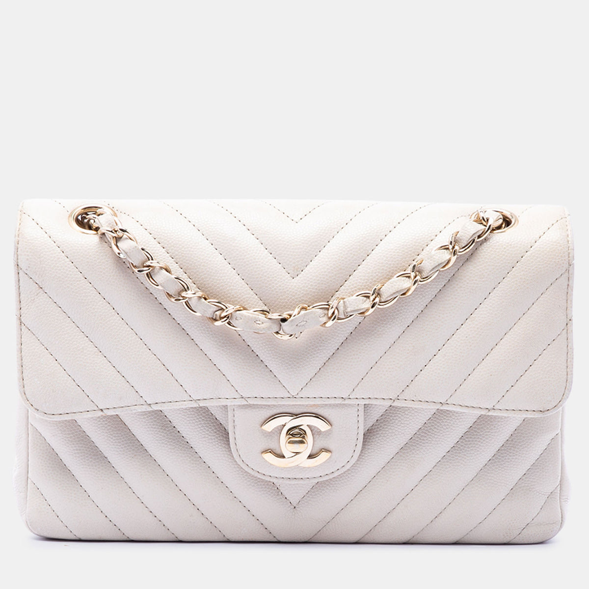 Chanel src:http://cdn.theluxurycloset.com/uploads/products/full/luxury-women-chanel-used-handbags-p1394760-006.jpg