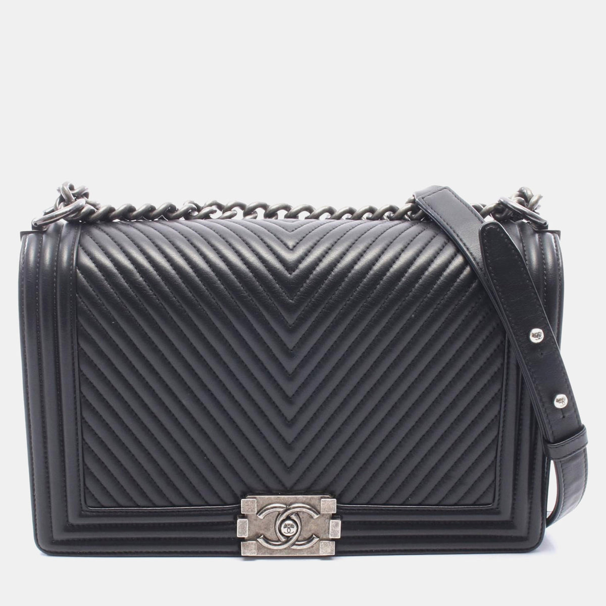 Chanel src:http://cdn.theluxurycloset.com/uploads/products/full/luxury-women-chanel-used-handbags-p1397505-007.jpg