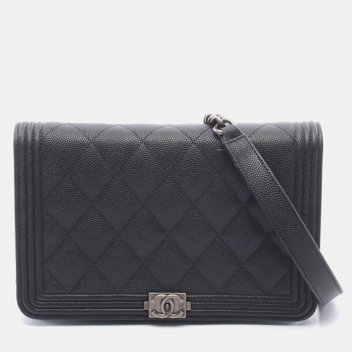 Chanel src:http://cdn.theluxurycloset.com/uploads/products/full/luxury-women-chanel-used-handbags-p1401698-016.jpg
