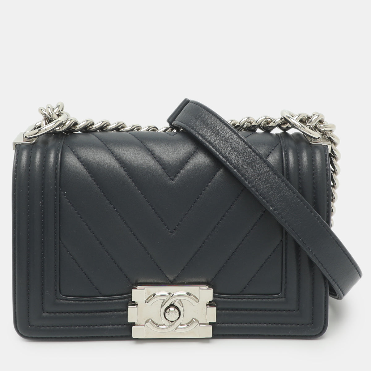 Chanel src:http://cdn.theluxurycloset.com/uploads/products/full/luxury-women-chanel-used-handbags-p1401727-001.jpg