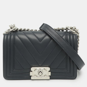 src:http://cdn.theluxurycloset.com/uploads/products/full/luxury-women-chanel-used-handbags-p1401727-001.jpg