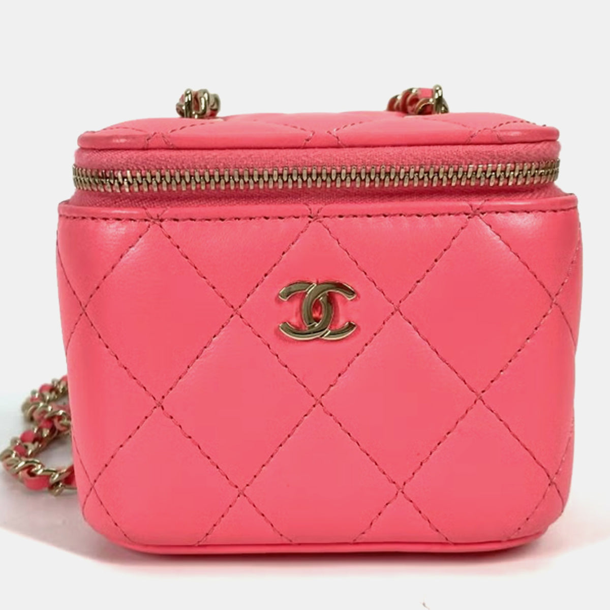 Chanel src:http://cdn.theluxurycloset.com/uploads/products/full/luxury-women-chanel-used-handbags-p1404818-016.jpg