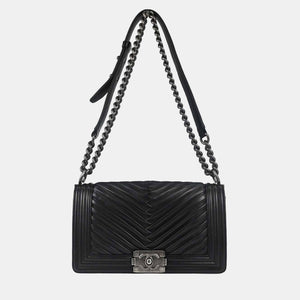 src:http://cdn.theluxurycloset.com/uploads/products/full/luxury-women-chanel-used-handbags-p1409607-010.jpg