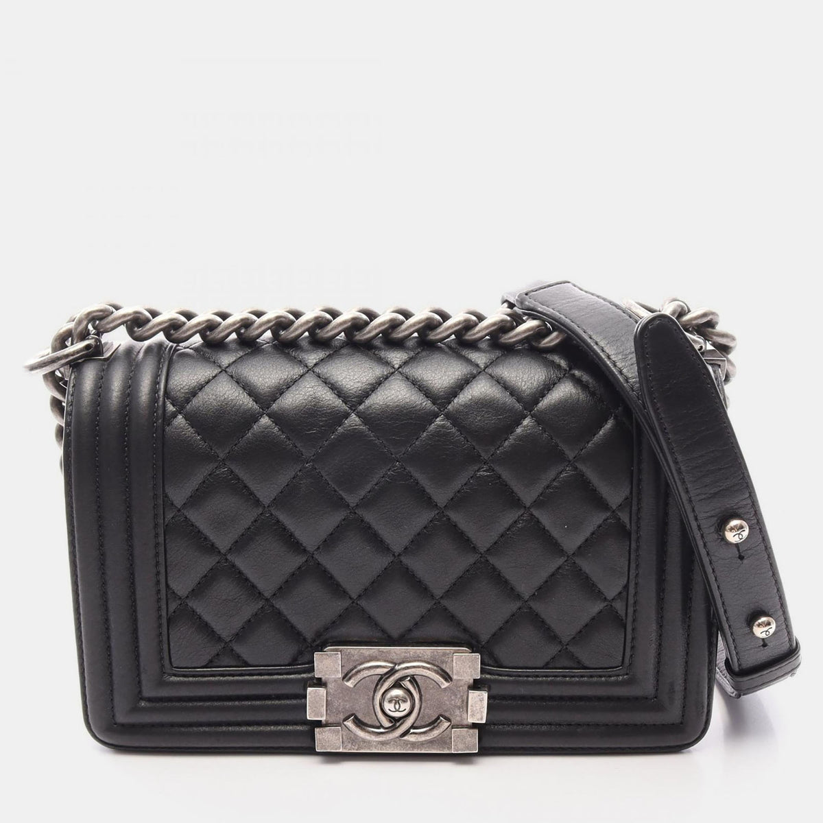 Chanel src:http://cdn.theluxurycloset.com/uploads/products/full/luxury-women-chanel-used-handbags-p1419105-005.jpg