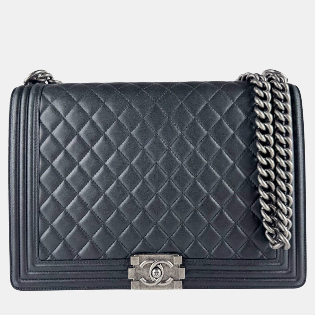 Chanel src:http://cdn.theluxurycloset.com/uploads/products/full/luxury-women-chanel-used-handbags-p1423244-007.jpg