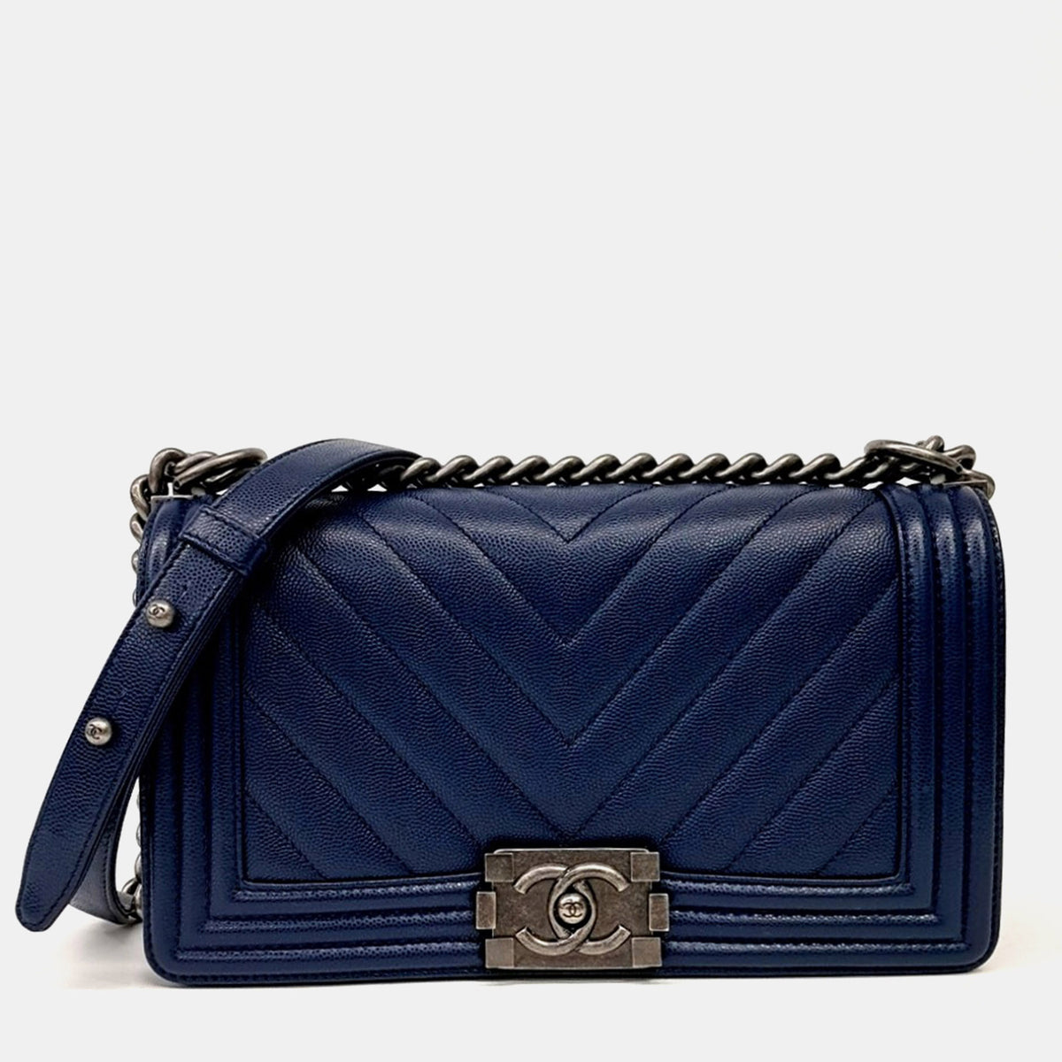 Chanel src:http://cdn.theluxurycloset.com/uploads/products/full/luxury-women-chanel-used-handbags-p1425157-002.jpg