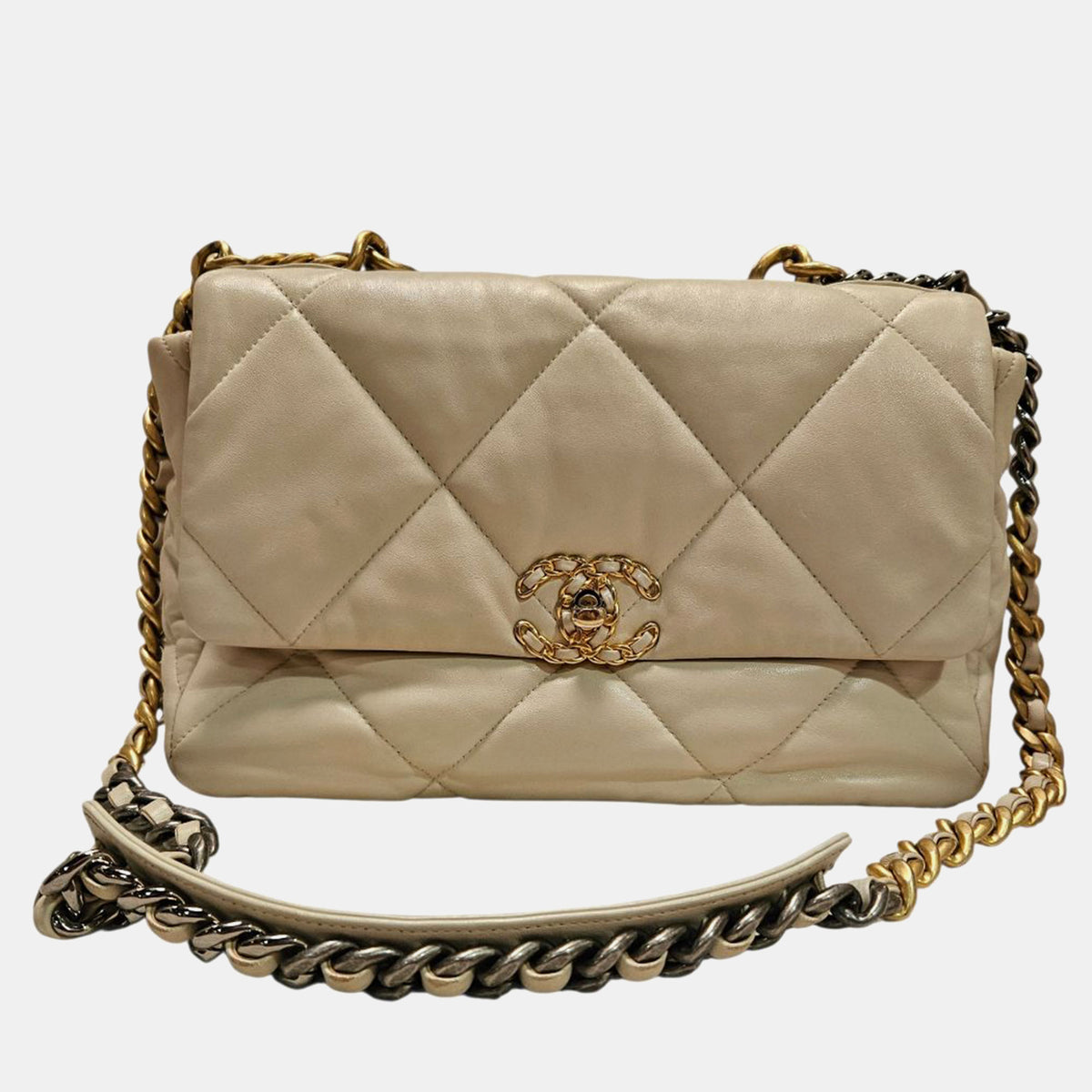 Chanel src:http://cdn.theluxurycloset.com/uploads/products/full/luxury-women-chanel-used-handbags-p1426272-004.jpg