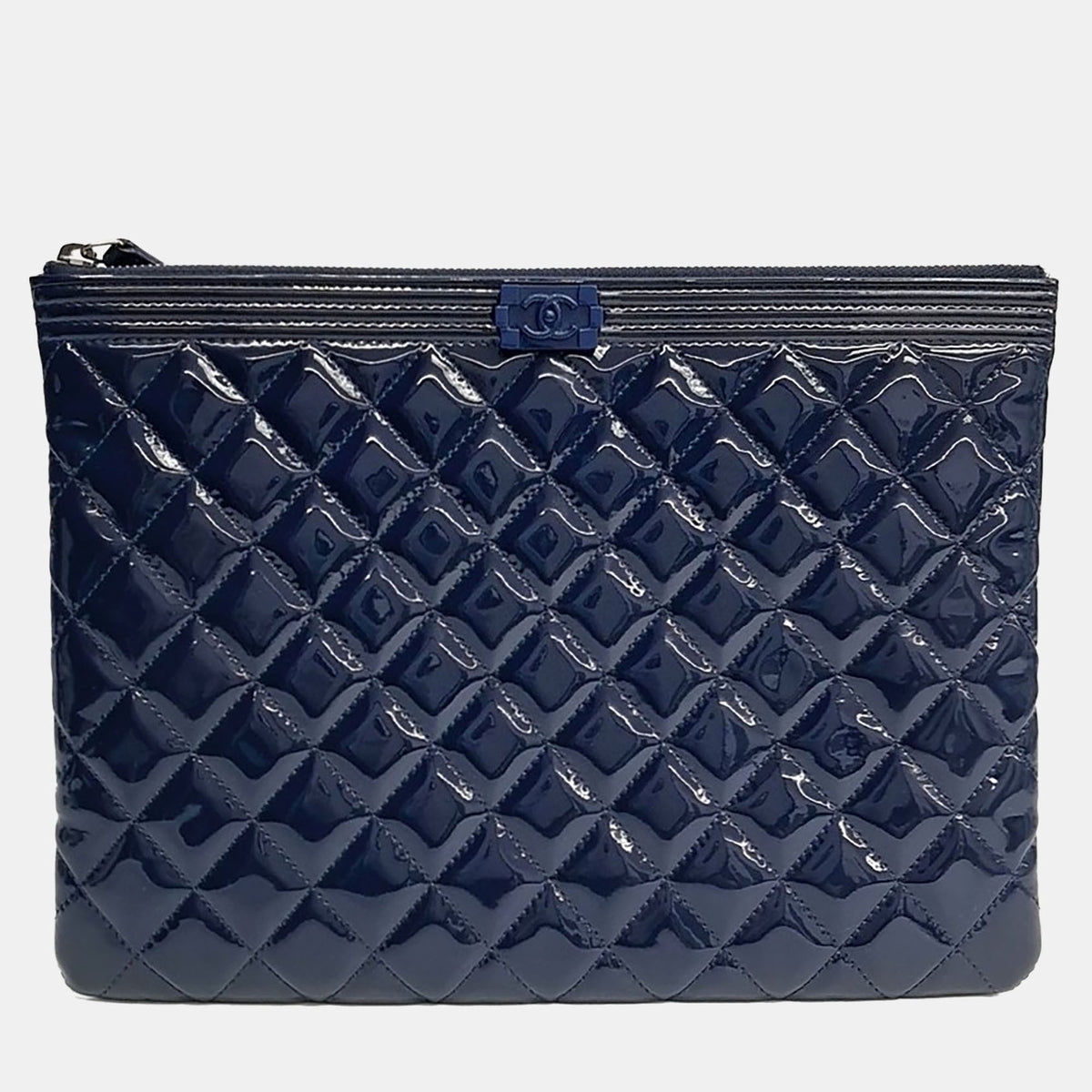Chanel src:http://cdn.theluxurycloset.com/uploads/products/full/luxury-women-chanel-used-handbags-p1429131-005.jpg