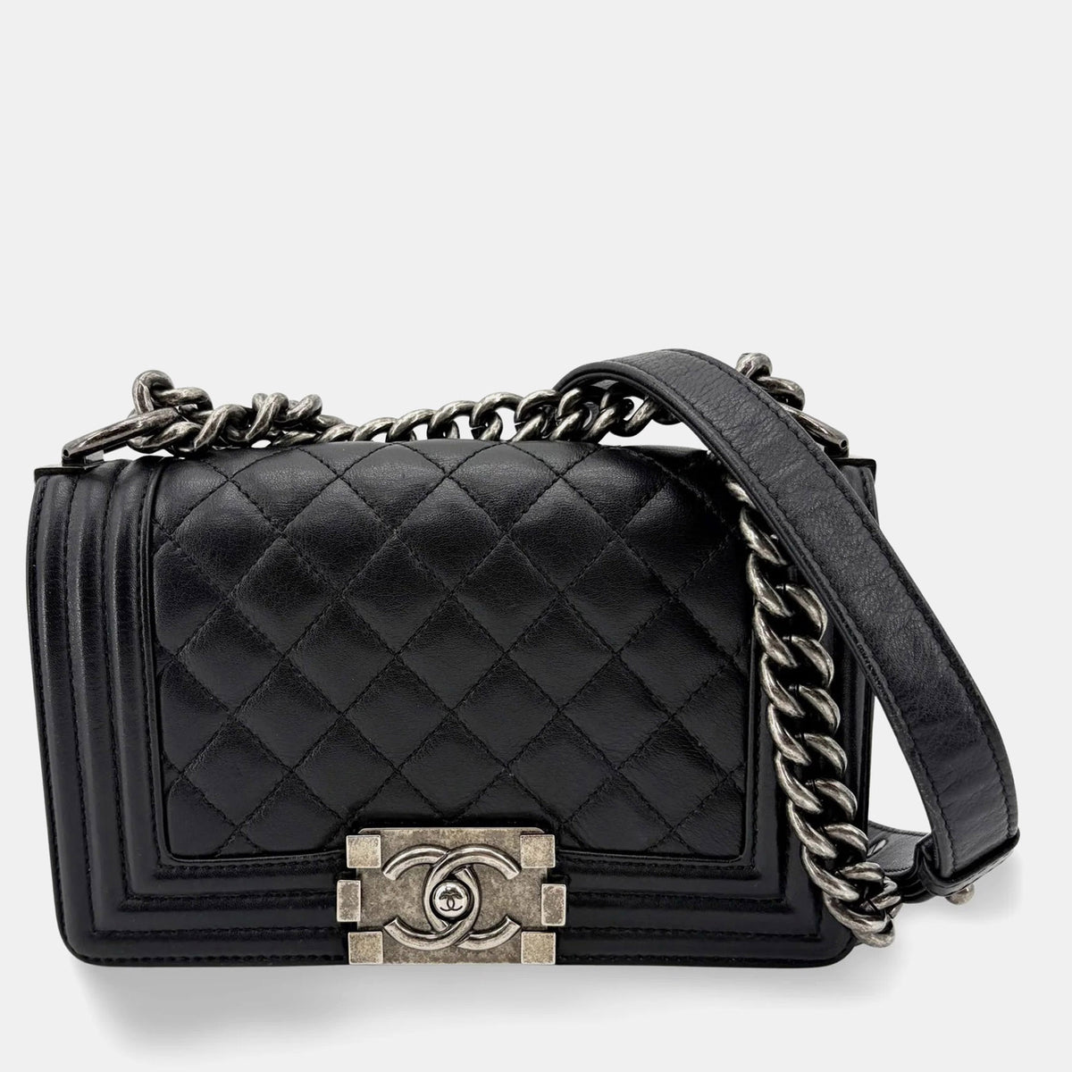 Chanel src:http://cdn.theluxurycloset.com/uploads/products/full/luxury-women-chanel-used-handbags-p1436574-014.jpg