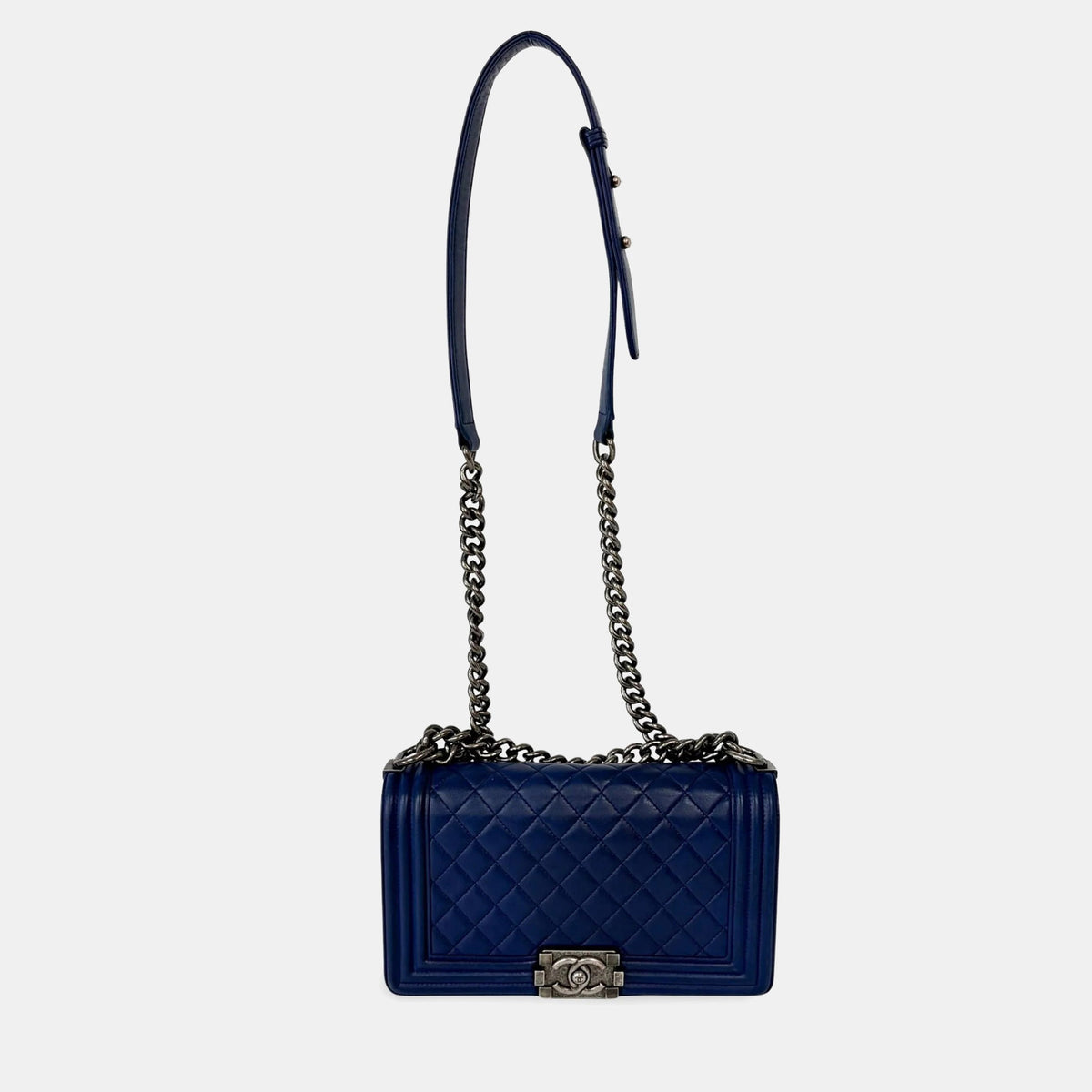 Chanel src:http://cdn.theluxurycloset.com/uploads/products/full/luxury-women-chanel-used-handbags-p1436865-012.jpg