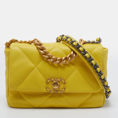 src:http://cdn.theluxurycloset.com/uploads/products/full/luxury-women-chanel-used-handbags-p1440650-001.jpg