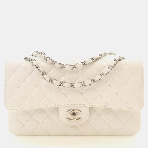 src:http://cdn.theluxurycloset.com/uploads/products/full/luxury-women-chanel-used-handbags-p1441074-017.jpg