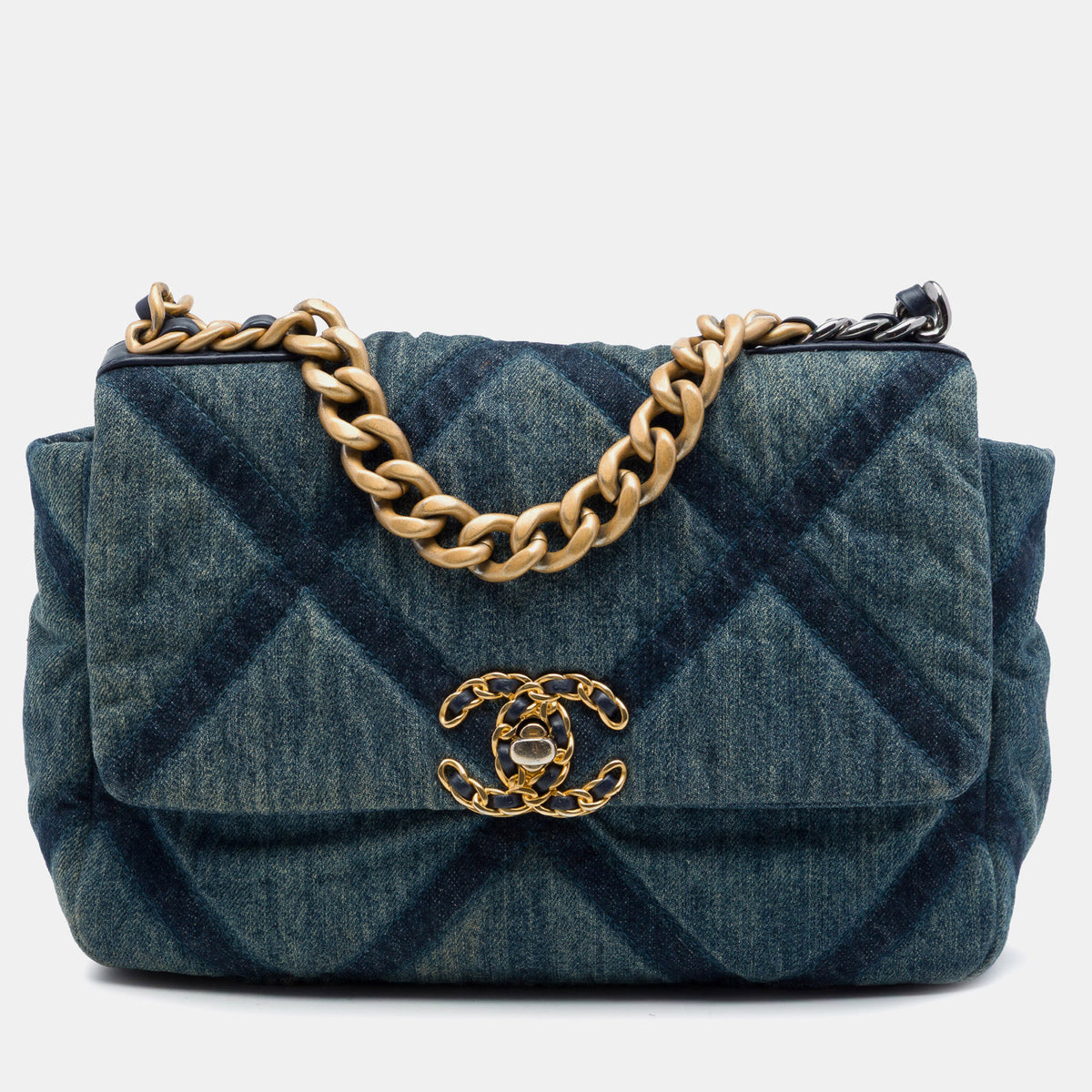 Chanel src:http://cdn.theluxurycloset.com/uploads/products/full/luxury-women-chanel-used-handbags-p1444116-005.jpg