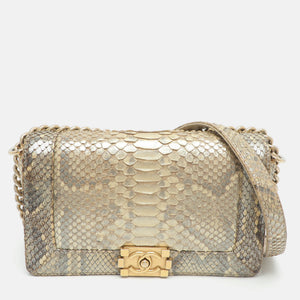 src:http://cdn.theluxurycloset.com/uploads/products/full/luxury-women-chanel-used-handbags-p1452835-001.jpg