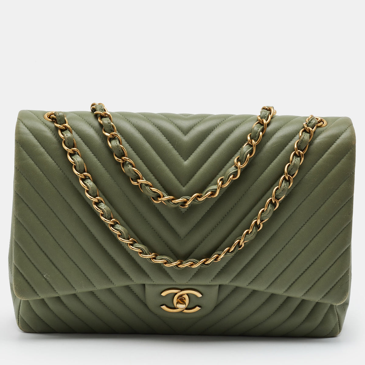 Chanel src:http://cdn.theluxurycloset.com/uploads/products/full/luxury-women-chanel-used-handbags-p1453598-001.jpg
