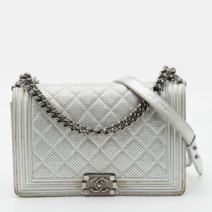 src:http://cdn.theluxurycloset.com/uploads/products/full/luxury-women-chanel-used-handbags-p1456426-001.jpg