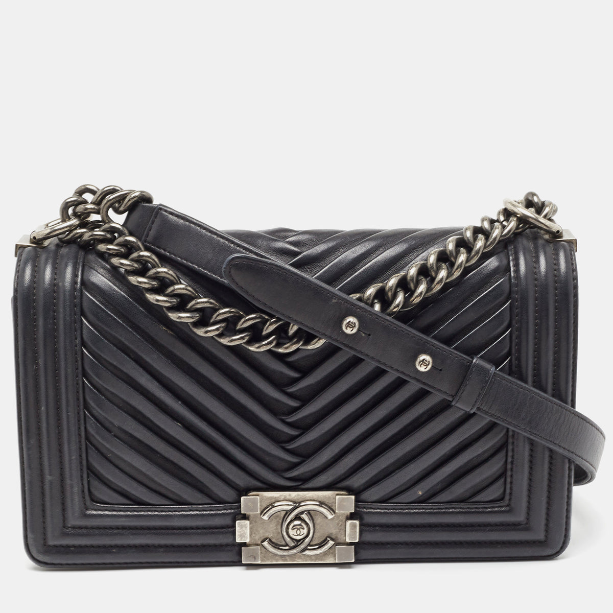 Chanel src:http://cdn.theluxurycloset.com/uploads/products/full/luxury-women-chanel-used-handbags-p890900-002.jpg